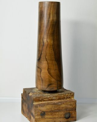 Kompozice “Jak šel čas”. Váza na podstavci z dubového trámu, který je 150 let starý. Do podstavce je vloženo kovové...