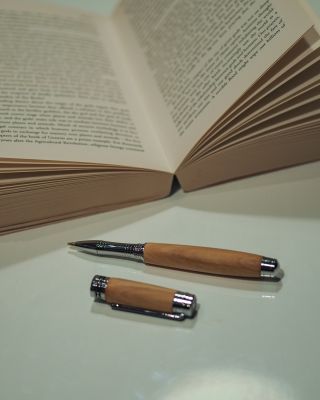 Dřevěná kuličková pera z exotického dřeva jsou více než jen psací nástroj- je to symbol elegance, přírodního materiálu a...