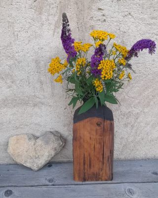 Dubová váza z trámu si již našla cestu k majitelce. Putovala do krásné venkovské chalupy. Děkuji moc za foto♥️...