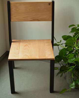 Už uplynul více než rok, kdy mě napadlo si vyrobit svou vlastní židli🪑. Od začátku jsem věděl, že to bude opět kombinace...